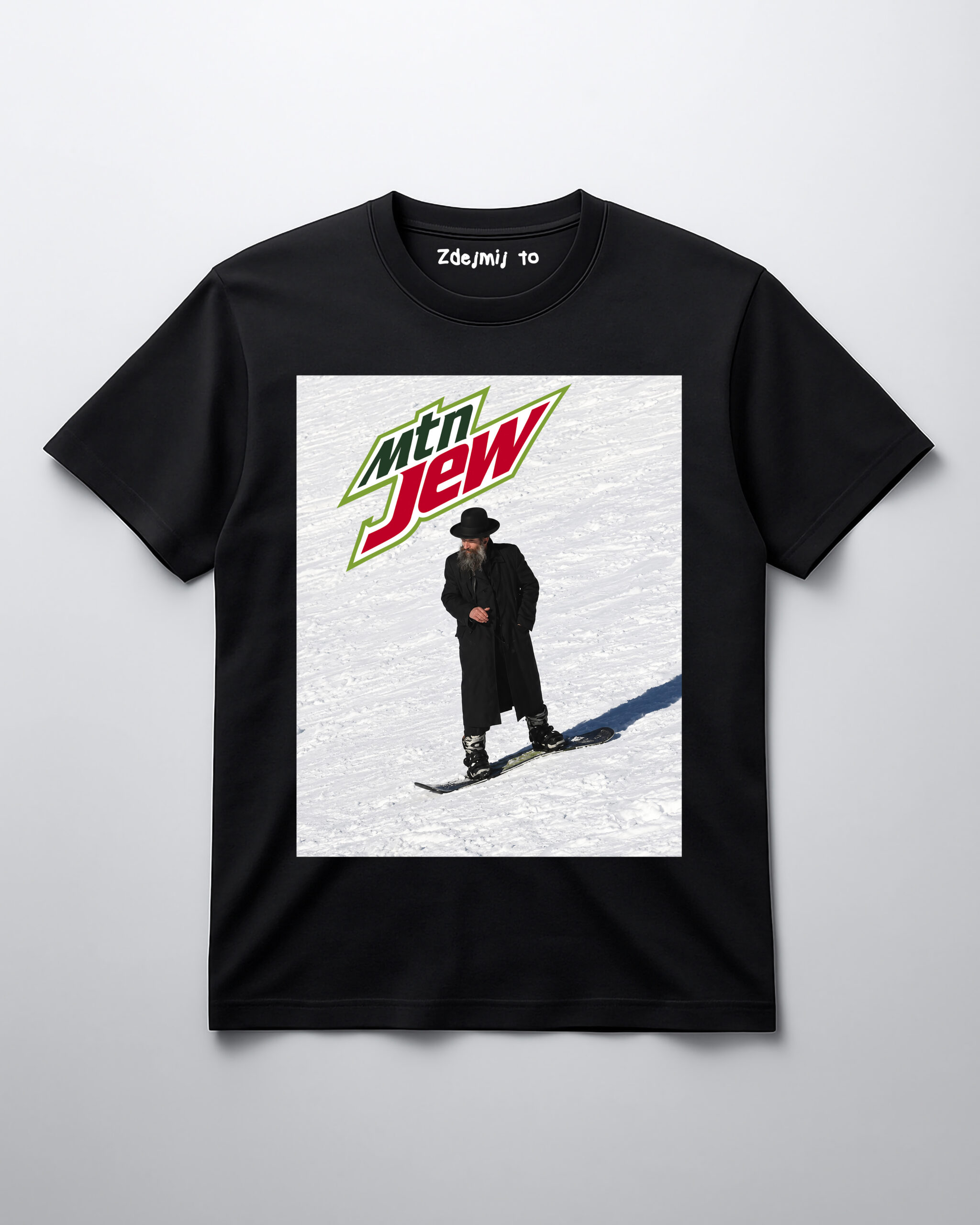 Koszulka z nadrukiem przedstawiającym mężczyznę na desce snowboardowej w śniegu.