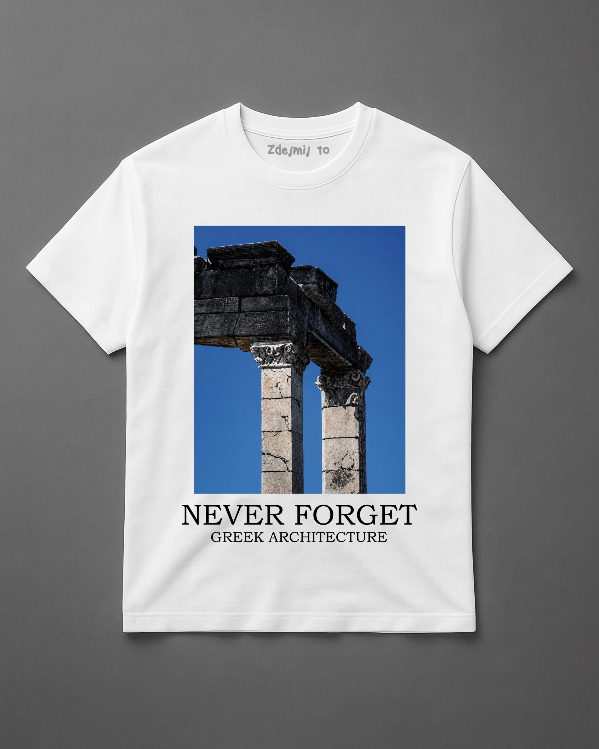 Atrybut alt: Koszulka z grafiką greckiej architektury i napisem 'Never Forget'.