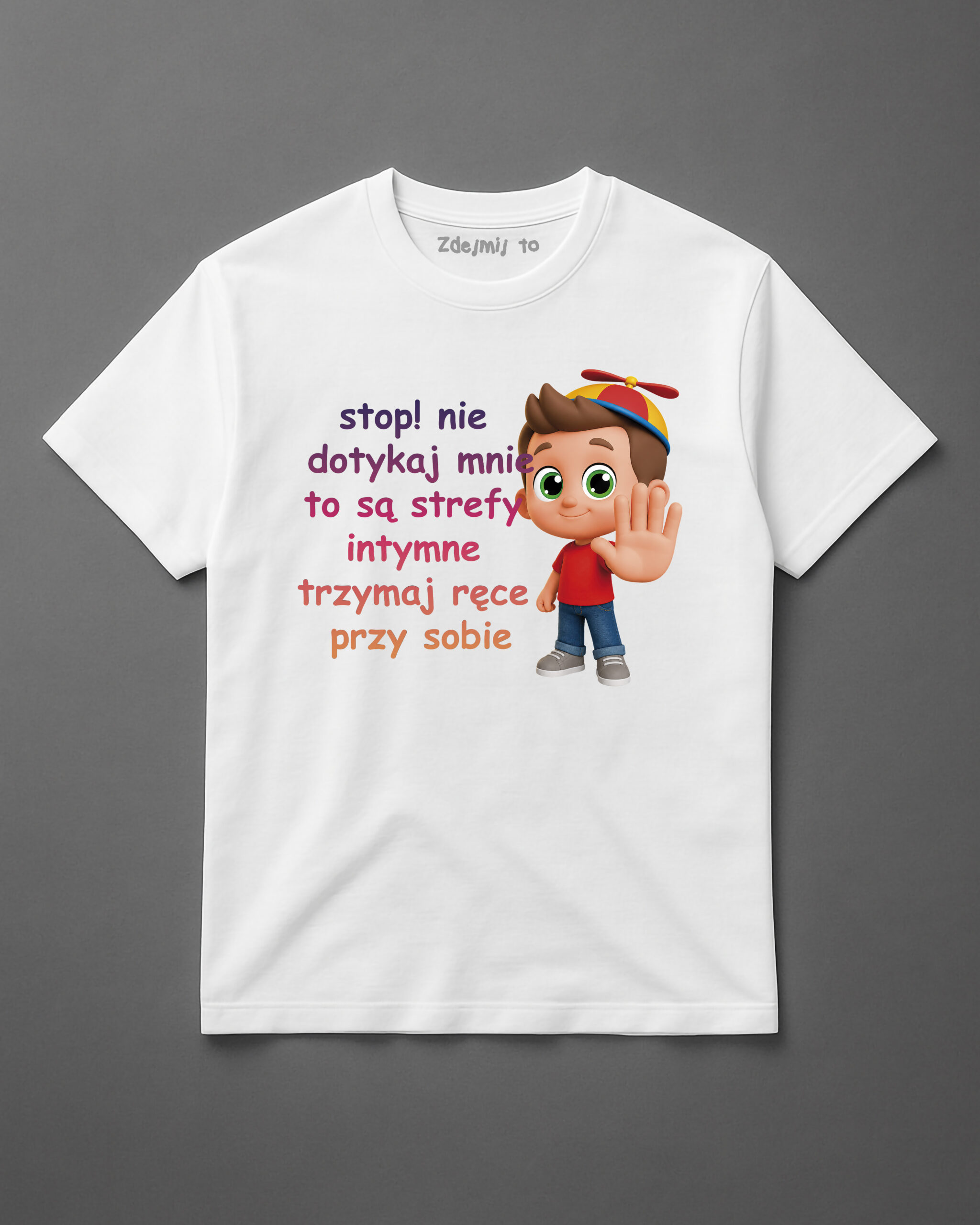 T-shirt z grafiką chłopca i hasłem o strefach intymnych.