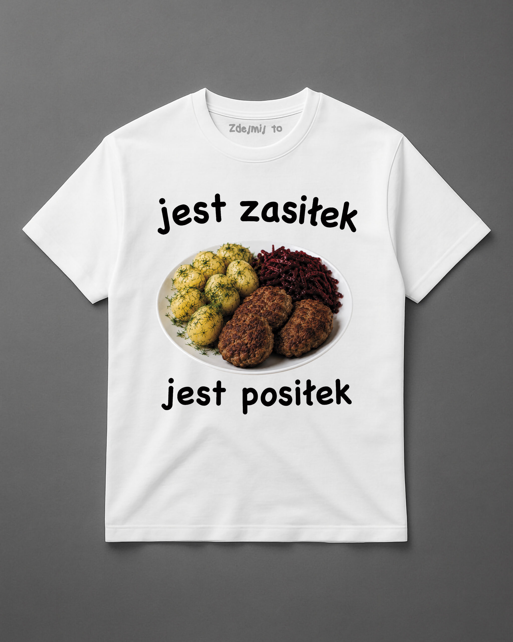 Koszulka z napisem jest zasiłek, jest posiłek oraz talerzem z ziemniakami i kotletami.
